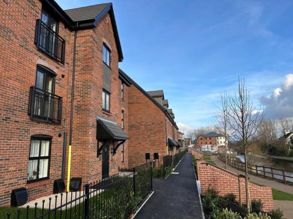 2 bed property, in Robertsons Way, £220,000