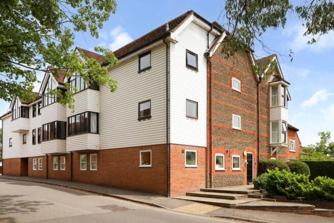 2 bed property, in Crondall Lane, £325,000