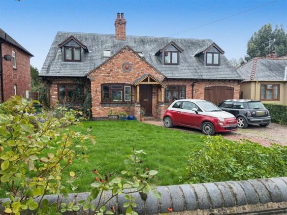5 bed property, in Acacia Avenue, £650,000