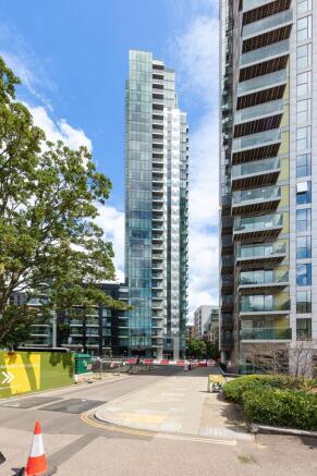 1 bed property, in Devan Grove, £450,000