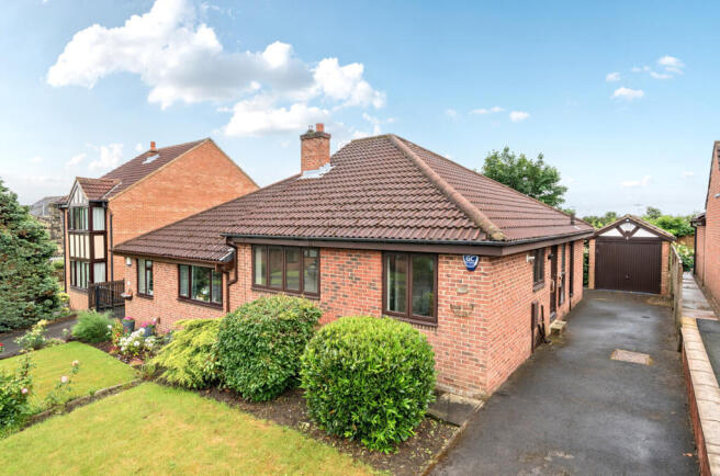 2 bed property, in Sycamore Chase, £235,000