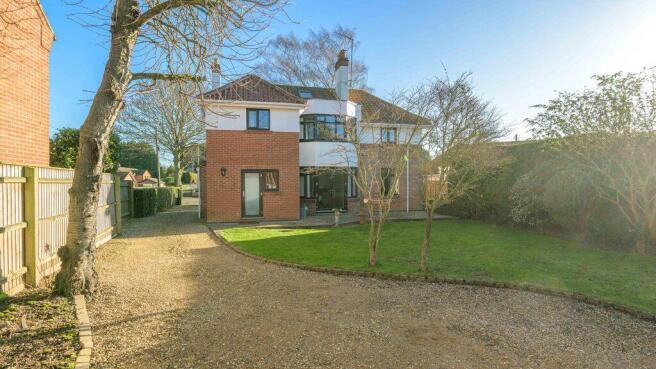 4 bed property, in New Road, £475,000