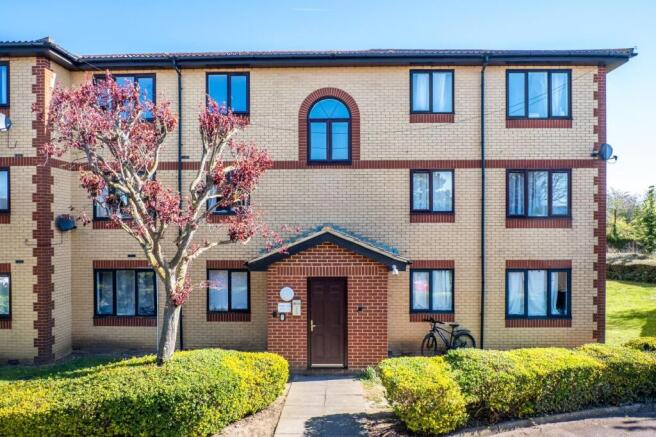 1 bed property, in Churchill Close, £120,000