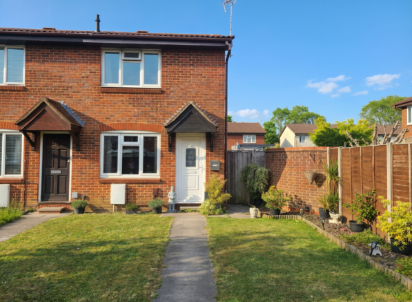 2 bed property, in Oakdene, £270,000