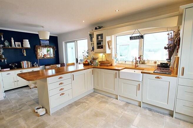 3 bed property, in Parc Y Plas, £390,000