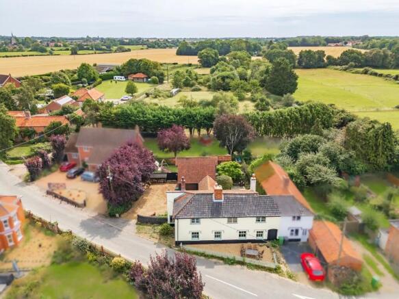 5 bed property, in Hunts Corner, £525,000