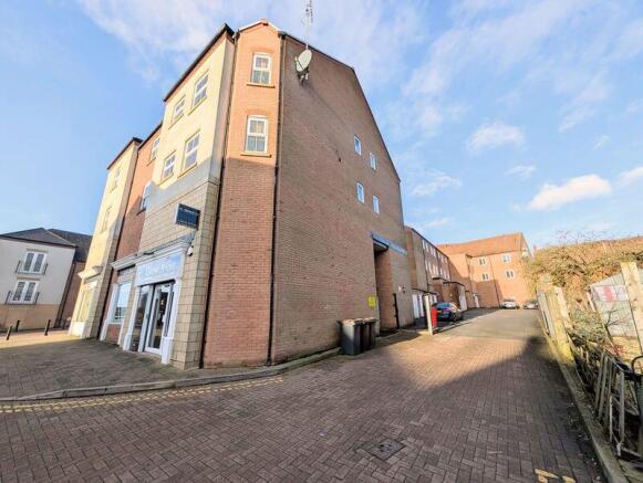2 bed property, in Beechwood Road, £122,000