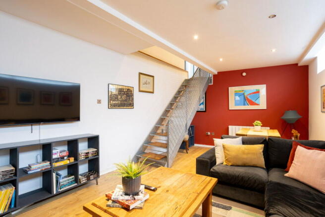 2 bed property, in Holgate Road, £290,000