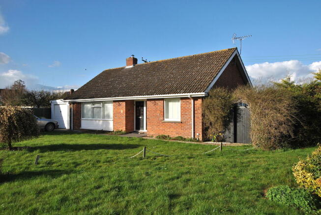 2 bed property, in Thorns Close, £450,000