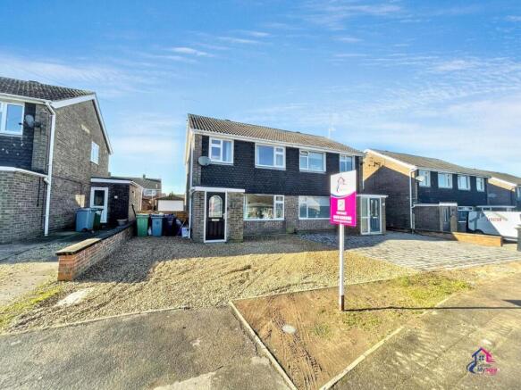 3 bed property, in Fifth Avenue, £220,000