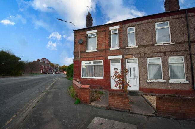 2 bed property, in Crescent Road, £105,000