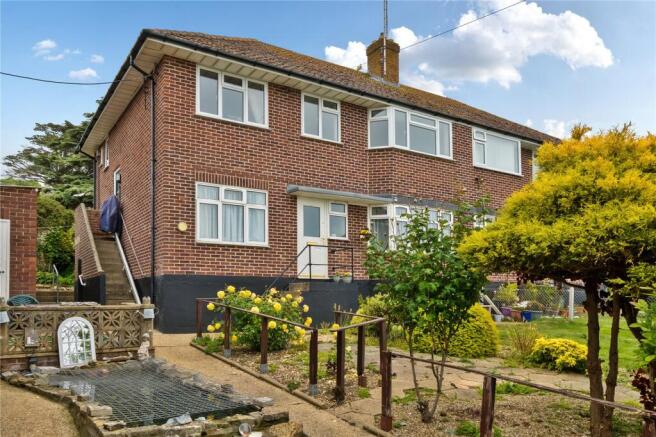 2 bed property, in Summerhill Road, £185,000