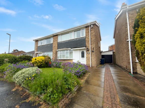 3 bed property, in Bramley Close, £195,000