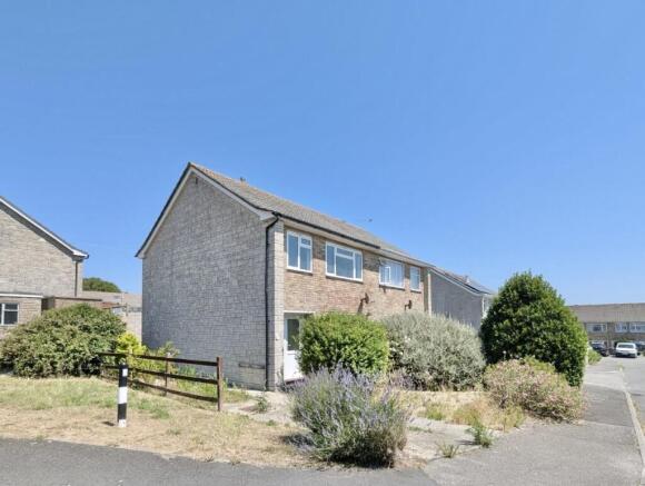 3 bed property, in Courtlands Road, £160,000
