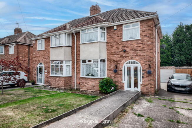 3 bed property, in Springfield Crescent, £290,000