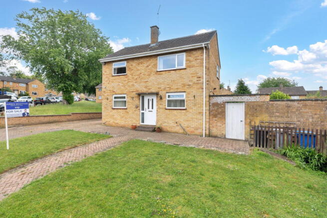 2 bed property, in Leeson Crescent, £230,000
