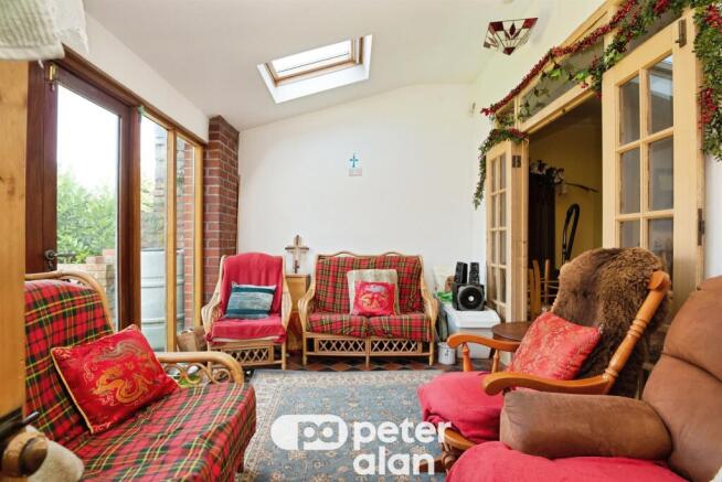 4 bed property, in Manor Way, £425,000