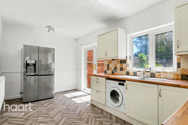 2 bed property, in Kingston Avenue, £200,000