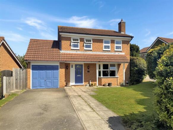4 bed property, in Chestnut Close, £410,000