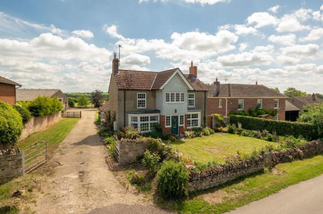4 bed property, in Moor End Road, £925,000
