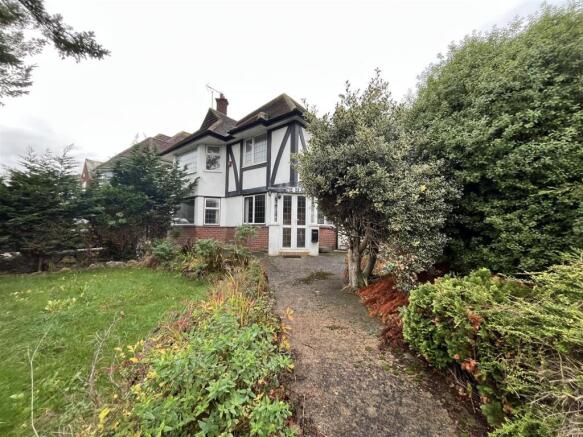 3 bed property, in Vicarage Avenue, £270,000