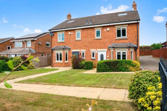4 bed property, in Stitch Mi Lane, £310,000