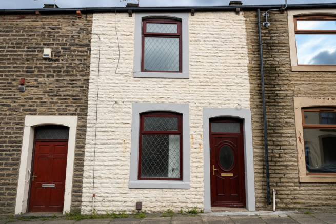 4 bed property, in Dall Street, £105,000