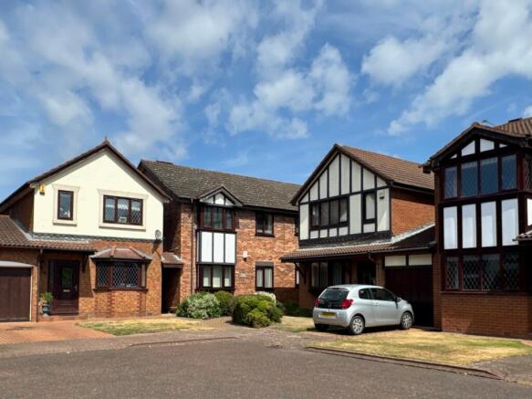 2 bed property, in Oakleigh, £170,000