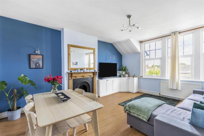2 bed property, in Upper Richmond Road West, £450,000