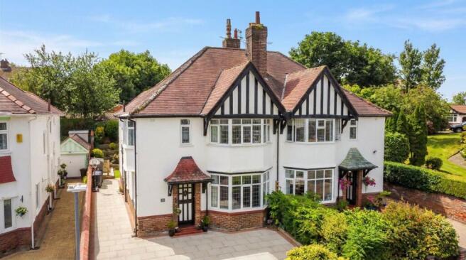 4 bed property, in Beach Priory Gardens, £425,000