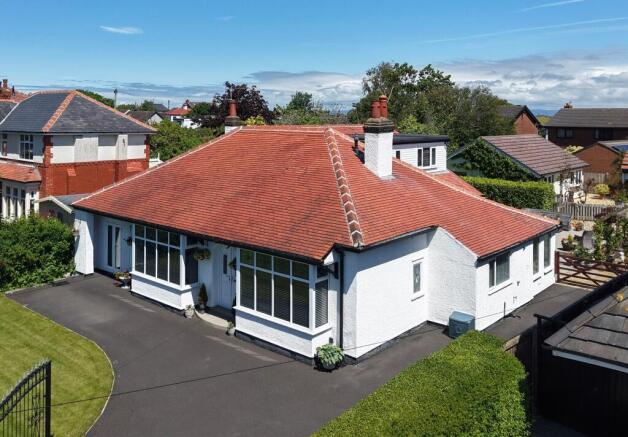 4 bed property, in Highcross Road, £750,000