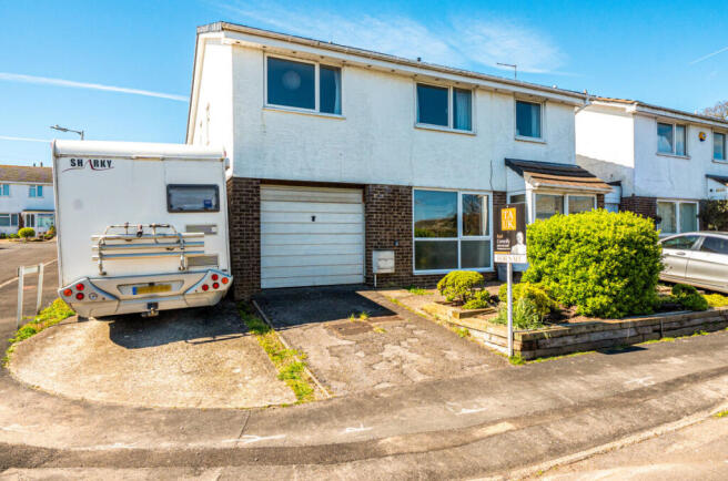 5 bed property, in Springwood Drive, £475,000
