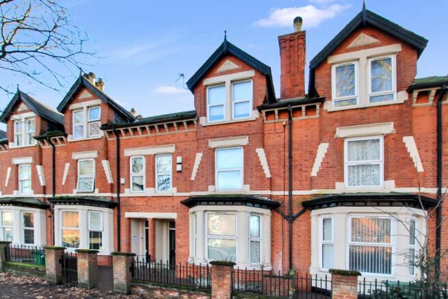 5 bed property, in Castle Boulevard, £330,000
