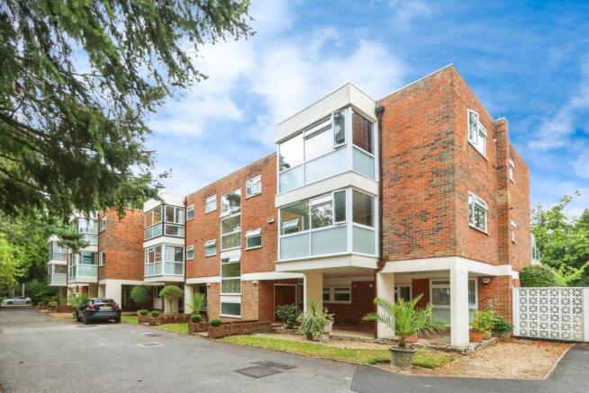 2 bed property, in The Avenue, £325,000