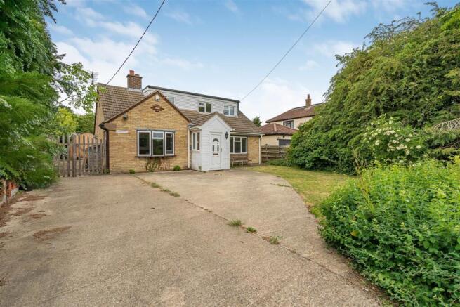 3 bed property, in Crawley End, £550,000