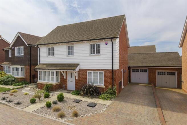 4 bed property, in Lodge Way, £550,000