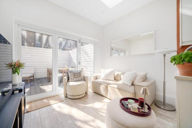 2 bed property, in Saltoun Road SW2, £650,000