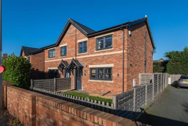 3 bed property, in Tarporley Road, £350,000