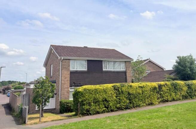 4 bed property, in Woodcock Close, £325,000
