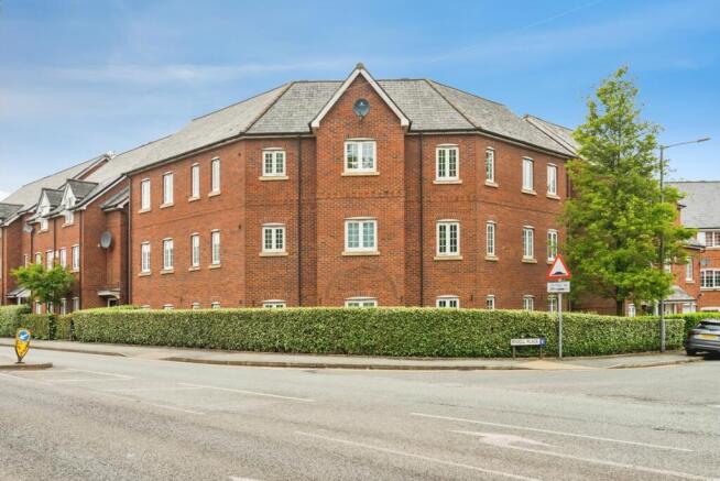 2 bed property, in Irwell Place, £130,000