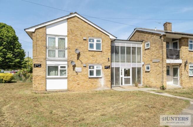 2 bed property, in Boxgrove Road, £240,000