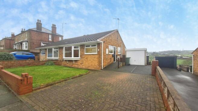 2 bed property, in Wrenthorpe Lane, £140,000