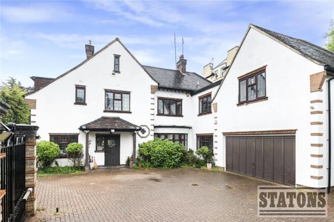 7 bed property, in Oakleigh Park South, £2,250,000