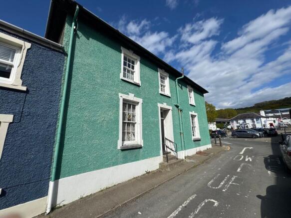 3 bed property, in Corner Alban Sq/Albert Street, £280,000