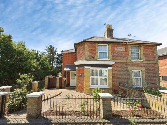 2 bed property, in Bettesworth Road, £265,000