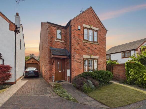 3 bed property, in Hillview Gardens, £475,000