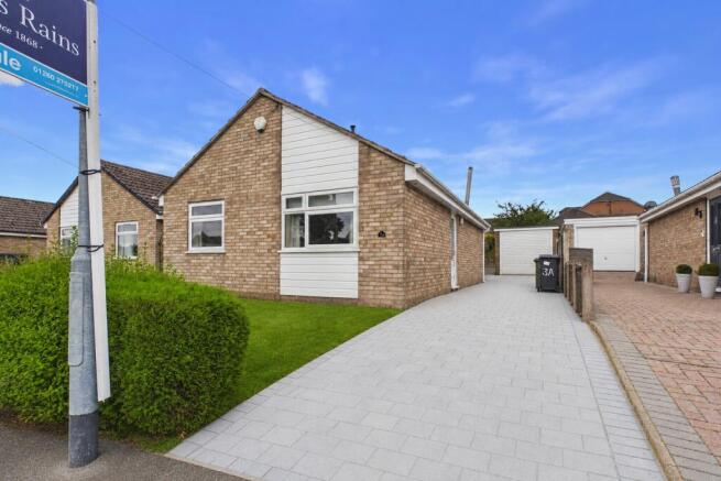 2 bed property, in Churchill Close, £235,000