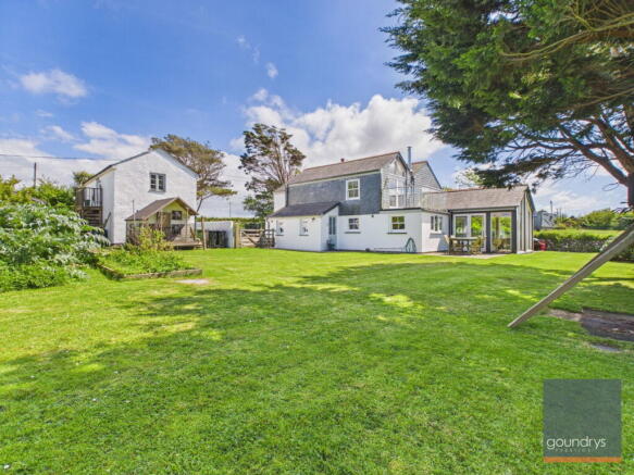 6 bed property, in Mount Hawke, £995,000