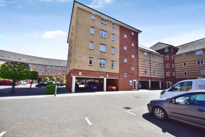 1 bed property, in St. Peters Street, £100,000