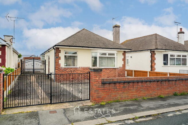 2 bed property, in Shaun Drive, £190,000